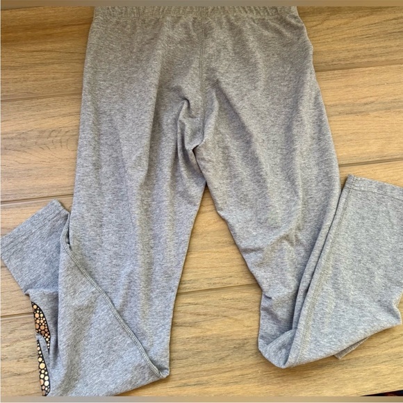 Nike Leggings Size Medium Gray with Gold Logo - Picture 4 of 4
